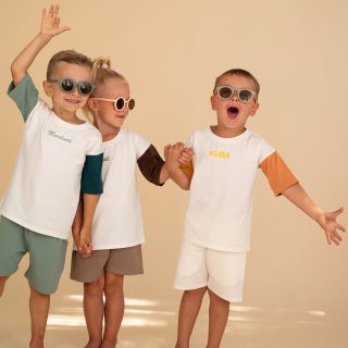 N O V I N K A🌈Barevné rukávy = barevná nálada! Každý rukáv jiná barva🎨, každé triko originál – a jméno na prsou? Aby bylo...